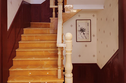 大路镇中式别墅室内汉白玉石楼梯的定制安装装饰效果